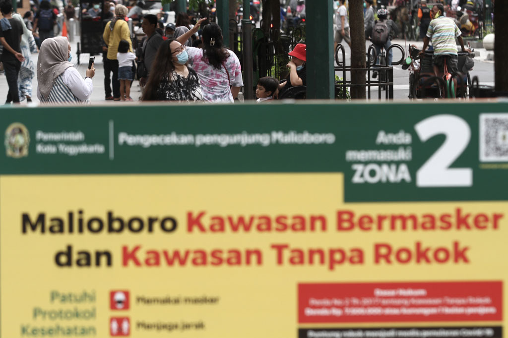Pengunjung menikmati keramaian di kawasan Malioboro, DI Yogyakarta, Senin, 16 November 2020. 