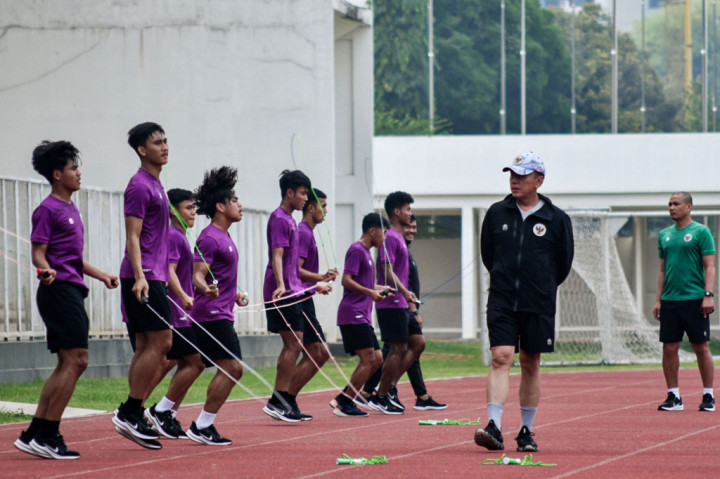Ketua PSSI Mochammad Iriawan ikut memantau latihan timnas Indonesia U-19 di Stadion Madya, Jakarta, Selasa, 17 November 2020. 