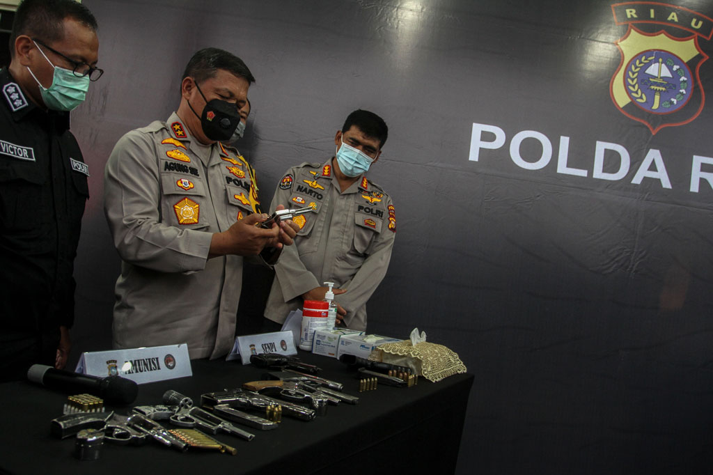 Kapolda Riau Irjen Agung Setya Imam Effendi (kedua kiri) didampingi Dirnarkoba Polda Riau Kombes Victor Siagian (kiri) dan Kabid Humas Polda Riau Kombes Sunarto memperlihatkan barang bukti tangkapan senjata api dan narkoba jenis sabu, saat pengungkapan kasus di Mapolda Riau, di Pekanbaru, Riau, Senin, 16 November 2020. ANTARA FOTO/Rony Muharrman