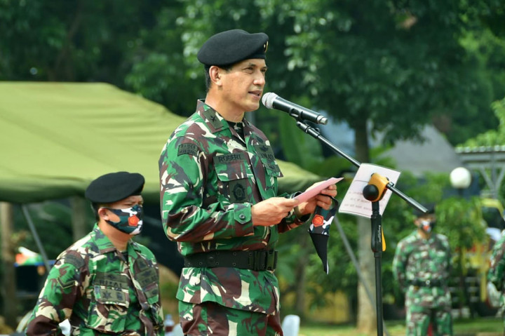 Kepala Pusat Jasmani dan Peraturan Militer Dasar (Kapusjaspermildas) TNI Brigjen Robert Ndona membuka penataran Permildas TNI TA 2020 yang mengambil tema 'Melalui Penataran Permildas Kita Tingkatkan Sinergitas TNI Menjadi Prajurit Militan, Disiplin, Loyal dan Profesional Dalam Rangka Mendukung Tugas Pokok TNI', di Lapangan Pusjaspermildas, Mabes TNI, Cilangkap, Jakarta Timur, Selasa, 17 November 2020.