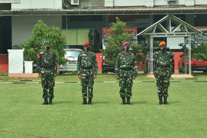 “Hal yang tidak kalah penting adalah untuk mewujudkan disiplin dan ketaatan serta meningkatkan jiwa korsa. Sedangkan tujuan penataran ini adalah untuk memelihara dan meningkatkan kemampuan personel serta mewujudkan keseragaman di lingkungan TNI,” ucap Brigjen Robert.