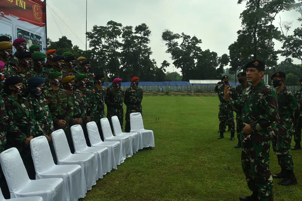 “Kepada komando penataran agar mempedomani ketentuan Permildas yang berlaku saat ini dan hasil evaluasi dari penyelenggaraan penataran Permildas yang telah dilaksanakan sebelumnya, sebagai pedoman dalam penyampaian materi penataran ini. Kepada seluruh panitia penyelenggara dan peserta penataran agar selalu mematuhi dan menerapkan protokol kesehatan guna mencegah penularan Covid-19 yang sampai saat ini belum ditemukan vaksinnya,” ujarnya.