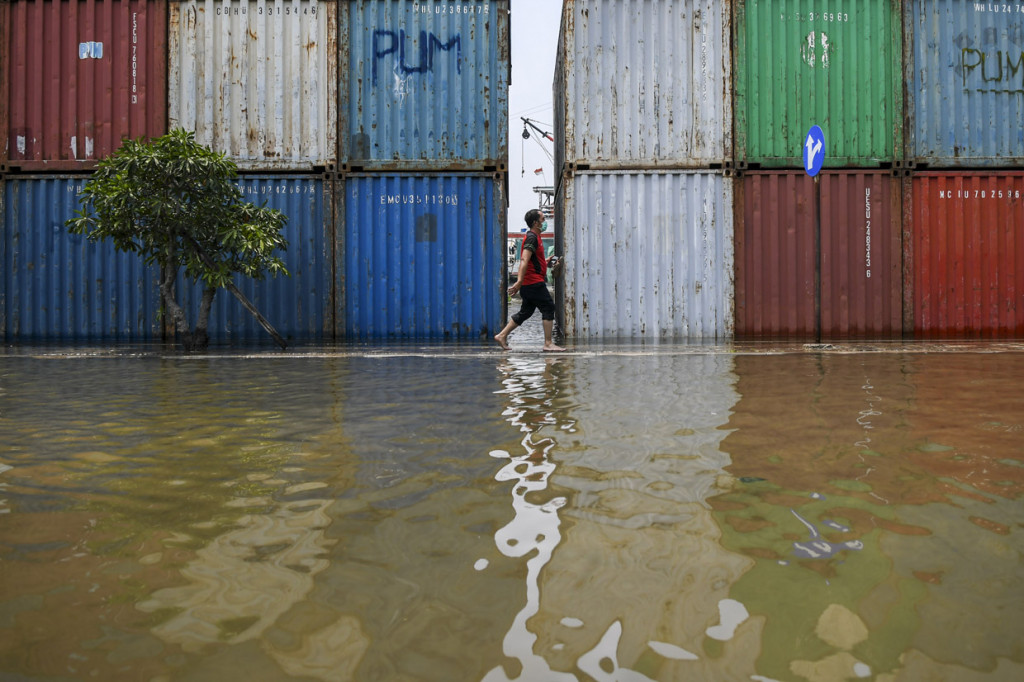 Warga beraktivitas saat banjir rob di kawasan Sunda Kelapa, Jakarta.