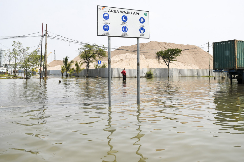 Sebagian warga menggunkan bantuankendaraan berat forklift supaya dapat memasuki kawasan Pelabuhan Sunda Kelapa.