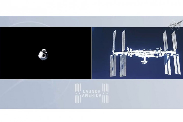 Rekaman video NASA TV menunjukkan misi SpaceX Crew-1 NASA di dalam kapsul SpaceX Crew Dragon saat mendekati Stasiun Luar Angkasa Internasional (out of frame) pada Senin, 16 November 2020 malam waktu setempat.