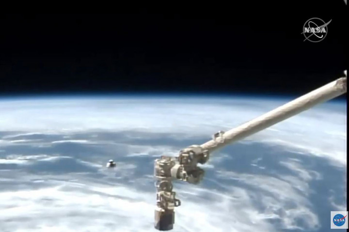 Empat astronaut yang menaiki pesawat luar angkasa rancangan baru SpaceX, milik Elon Musk, berlabuh di Stasiun Luar Angkasa Internasional (ISS) pada Senin, 16 November 2020 malam waktu setempat