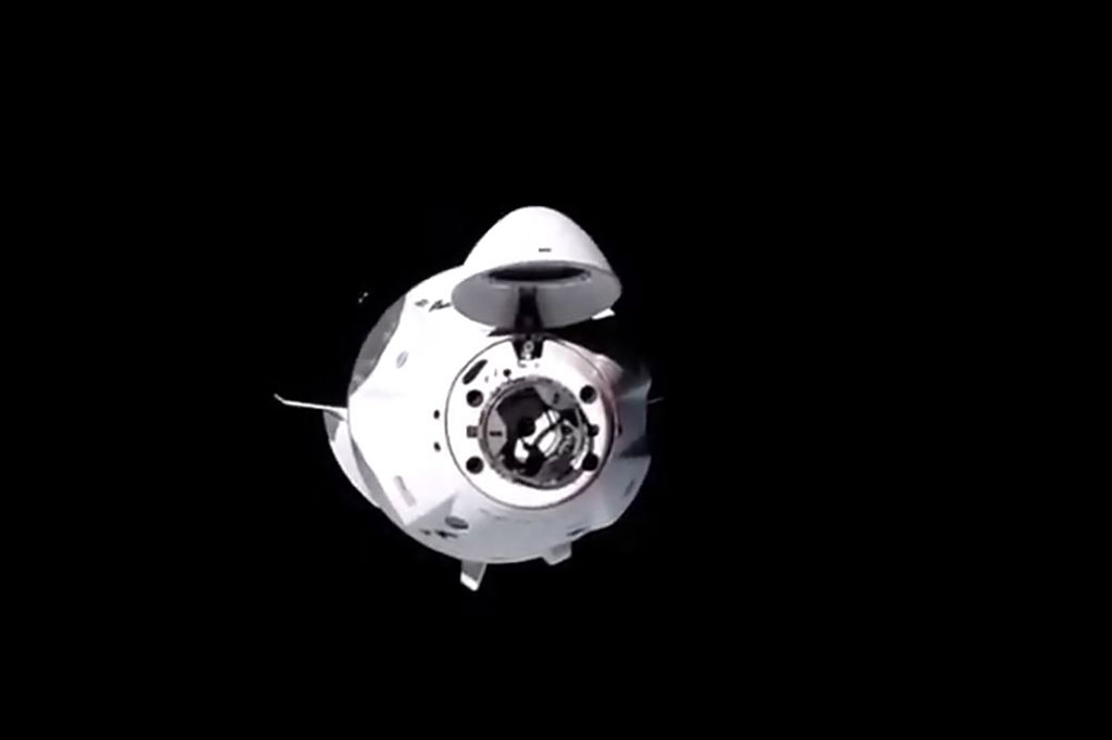 Penerbangan itu merupakan misi berawak pertama yang dibawa dengan kapsul antariksa milik swasta yang dibeli oleh NASA.