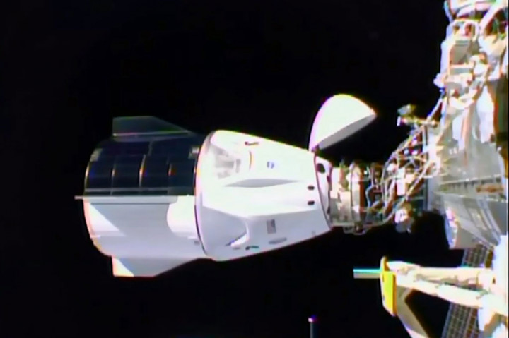 Kapsul Crew Dragon SpaceX, yang dijuluki Resilience (Ketahanan) oleh tiga awak Amerika dan satu astronaut Jepang, merapat di stasiun pada pukul 23.01 EST (04.01 GMT), 27 jam setelah diluncurkan di atas roket Falcon 9 dari Cape Canaveral, Florida.