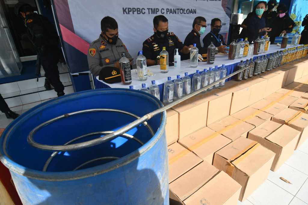 Bea Cukai Pantoloan berhasil mengungkap dan melakukan penindakan terhadap pabrik pembuatan MMEA Ilegal di Kota Palu dan mengamankan sejumlah minuman beralkohol berbagai merek tanpa dilengkapi pita cukai yang berpotensi merugikan keuangan negara.