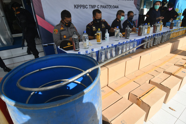 Bea Cukai Pantoloan berhasil mengungkap dan melakukan penindakan terhadap pabrik pembuatan MMEA Ilegal di Kota Palu dan mengamankan sejumlah minuman beralkohol berbagai merek tanpa dilengkapi pita cukai yang berpotensi merugikan keuangan negara.