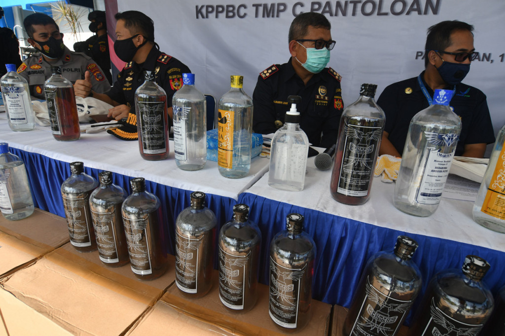 Kepala Kantor Pengawasan dan Pelayanan Bea dan Cukai (KPPBC) TMP C Pantoloan Alimuddin Lisaw (kedua kanan) memperlihatkan sejumlah minuman mengandung etil alkohol (MMEA) ilegal yang berhasil diungkap saat rilis kasus di KPPBC TMP C Pantoloan di Palu, Sulawesi Tengah.