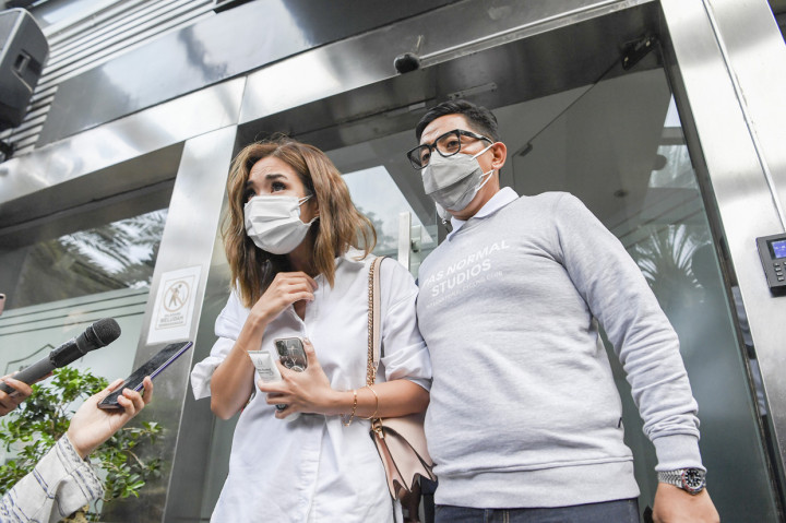 Artis Gisella Anastasia (kiri) didampingi kuasa hukumnya Sandy Arifin dicecar pertanyaan oleh wartawan usai diperiksa di Gedung Ditkrimsus Mapolda Metro Jaya, Jakarta.