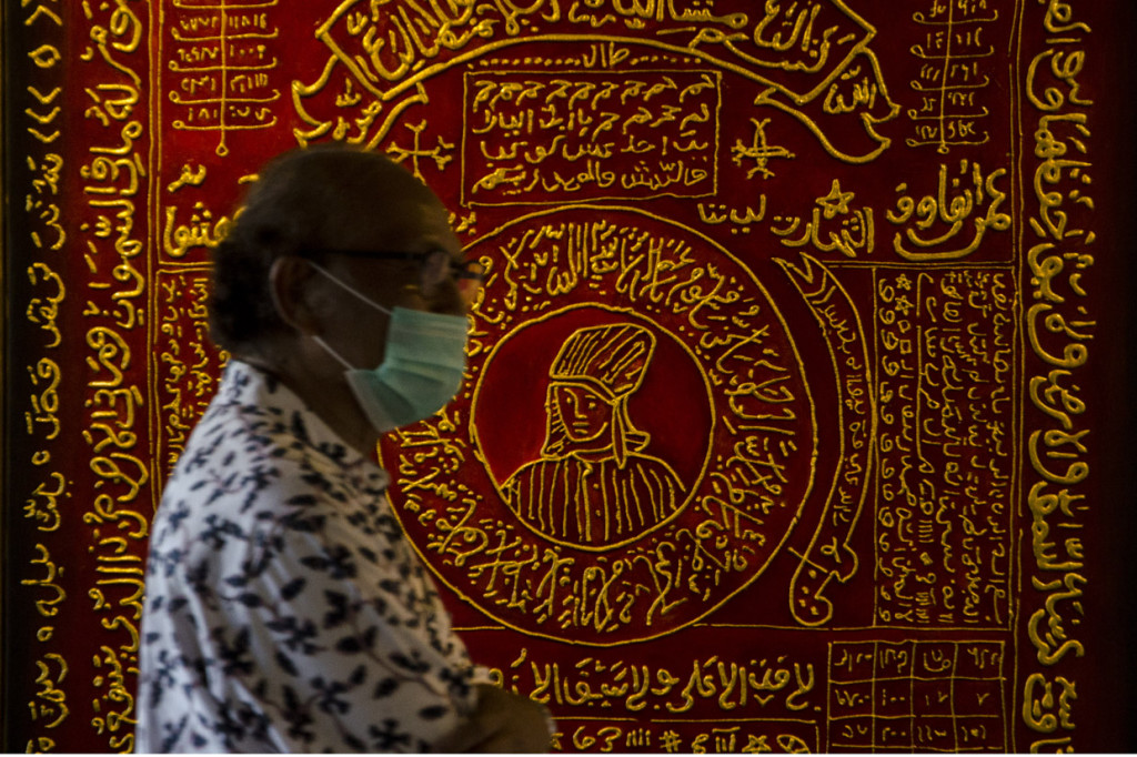 Pengunjung melihat lukisan yang dipajang pada Pameran Lukisan Sinkretisme di Orbital Dago, Bandung, Jawa Barat.