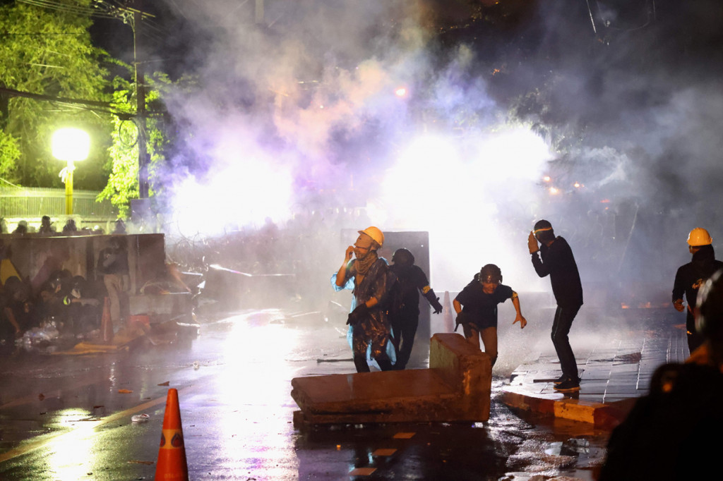 Polisi anti huru hara Thailand menembakkan gas air mata dan meriam air ke arah para pengunjuk rasa yang mencoba menembus barikade kawat. 