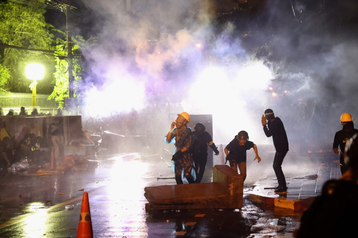 Polisi anti huru hara Thailand menembakkan gas air mata dan meriam air ke arah para pengunjuk rasa yang mencoba menembus barikade kawat. 