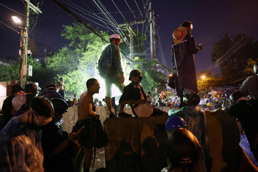 Aksi unjuk rasa itu terjadi saat parlemen sedang melakukan diskusi mengenai rancangan perubahan konstitusi. Selain itu, demonstran menuntut Perdana Menteri (PM) Prayut Chan-O-Cha untuk mundur dari jabatannya.