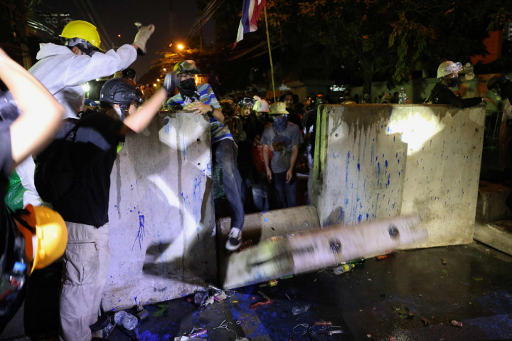 Polisi menyatakan bahwa protes dilarang dalam jarak 50 m dari kawasan tersebut.