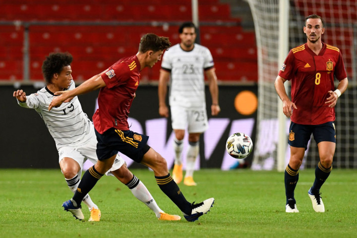Di awal laga Spanyol langsung memaksa kiper Manuel Neuer bekerja keras mengamankan gawangnya dari ancaman tendangan bebas Sergio Ramos. Sebaliknya, Jerman balik mengancam lewat umpan tarik Leroy Sane yang tinggal disontek Timo Werner, tetapi Pau Torres melakukan penyelamatan dengan memotong umpan tersebut.