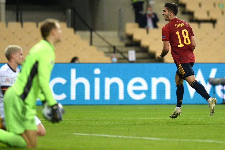 Tuan rumah menggandakan keunggulan pada menit ke-33 lewat Ferran Torres, menyambar bola muntah hasil tembakan Ruiz yang sempat membentur mistar gawang.