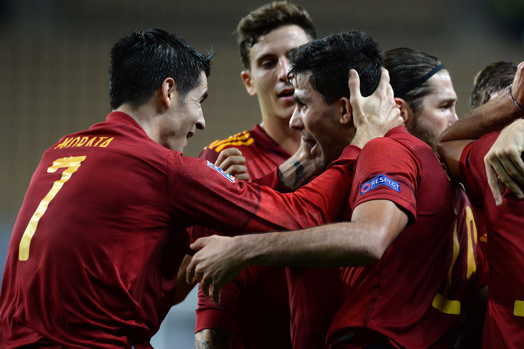 Situasi bertambah buruk bagi Jerman pada menit ke-38 saat sepak pojok Koke berhasil disambut dengan sundulan sederhana Rodri ke area tiang jauh dan tak terjangkau upaya penyelamatan Neuer, membuat Spanyol kian menjauh menjadi 3-0.