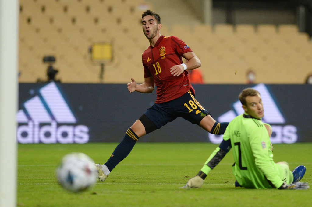 Unggul empat gol tak membuat Spanyol mengendurkan serangan mereka. Pada menit ke-71 Torres melengkapi raihan trigolnya dengan sebuah tembakan melengkung menuntaskan umpan Ruiz untuk menambah keunggulan tuan rumah jadi 5-0.