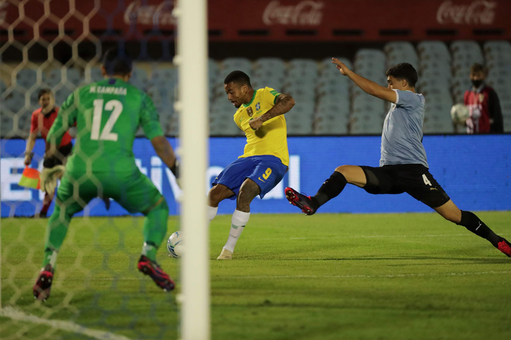 Brasil mengambil inisiatif serangan di awal laga dan nyaris unggul saat laga beru berjalan dua menit. Sayang tembakan keras Gabriel Jesus masih bisa ditepis kiper Uruguay Martin Campana.