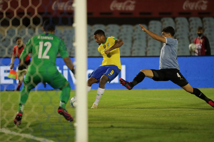 Brasil mengambil inisiatif serangan di awal laga dan nyaris unggul saat laga beru berjalan dua menit. Sayang tembakan keras Gabriel Jesus masih bisa ditepis kiper Uruguay Martin Campana.