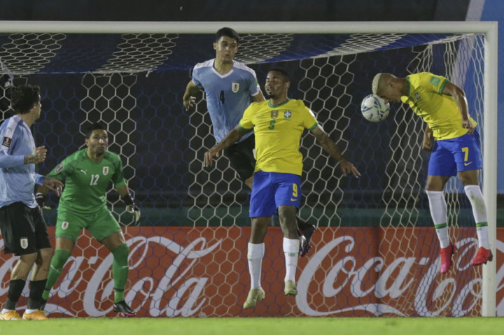 Di akhir babak pertama tim tamu menggandakan keunggulan lewat sundulan Richarlison menyambut umpan matang Renan Lodi.