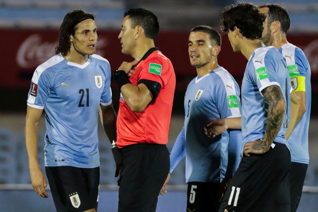 Petaka bagi tuan rumah justru terjadi pada menit ke-71 setelah Edinson Cavani diganjar kartu merah karena melakukan pelanggaran keras terhadap Richarlison. Awalnya wasit memberinya kartu kuning, namun setelah pemeriksaan CAR, berubah menjadi kartu merah.