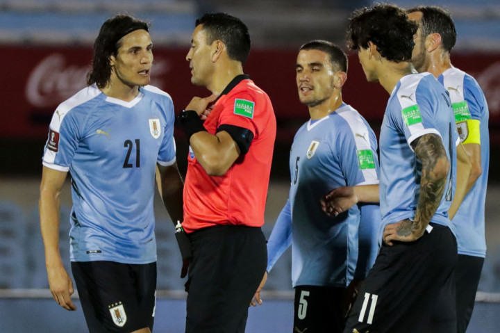 Petaka bagi tuan rumah justru terjadi pada menit ke-71 setelah Edinson Cavani diganjar kartu merah karena melakukan pelanggaran keras terhadap Richarlison. Awalnya wasit memberinya kartu kuning, namun setelah pemeriksaan CAR, berubah menjadi kartu merah.