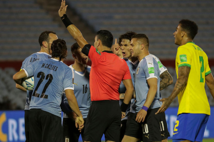 Kalah jumlah pemain, Uruguay justru berhasil membobol Selecao pada menit ke-76 setelah terjadi kemelut di depan gawang. Namun gol tersebut dianulir wasit karena Martin Caceres dalam posisi offside. Keputusan tersebut sempat menuai protes para pemain tuan rumah.