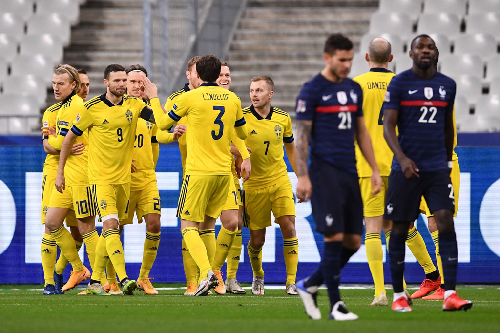 Swedia sempat menghidupkan harapan meraih tiga poin pada fase awal pertandingan. Laga baru berusia lima menit, mereka mampu unggul lewat sepakan Viktor Claesson. Claesson melaju ke area pertahanan Prancis dan kotak penalti tuan rumah, sebelum melepaskan sepakan yang terdefleksi Raphael Varane untuk masuk ke dalam gawang Prancis.