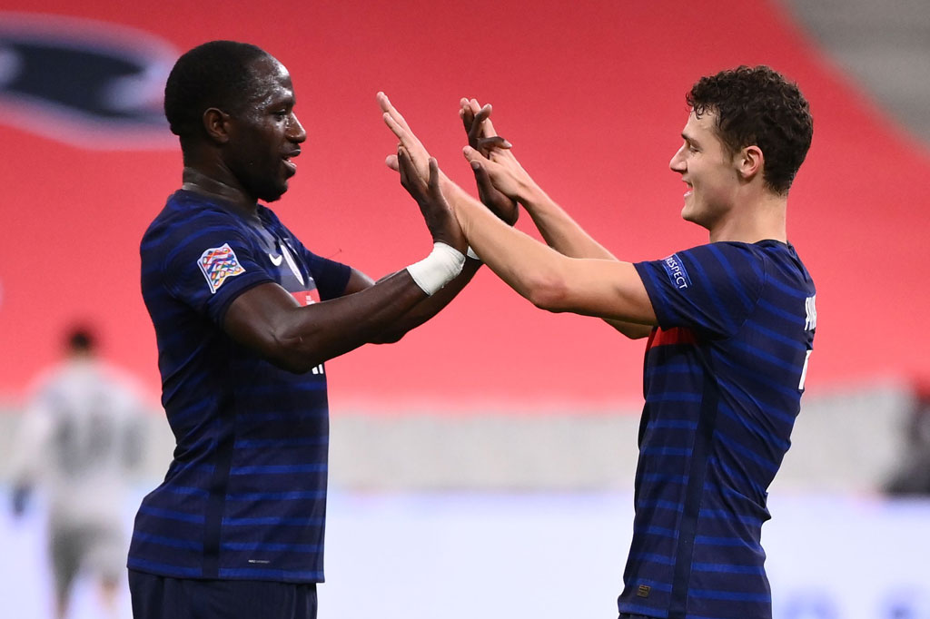 Prancis kemudian berbalik memimpin pada menit ke-36. Griezmann mencuri bola dari Sebastian Larsson dan mengirimkannya kepada Thuram. Thuram berhasil melepaskan tembakan yang terdefleksi ke arah pergerakan Benjamin Pavard, untuk kemudian diteruskan dengan sepakan voli ke sudut jauh.