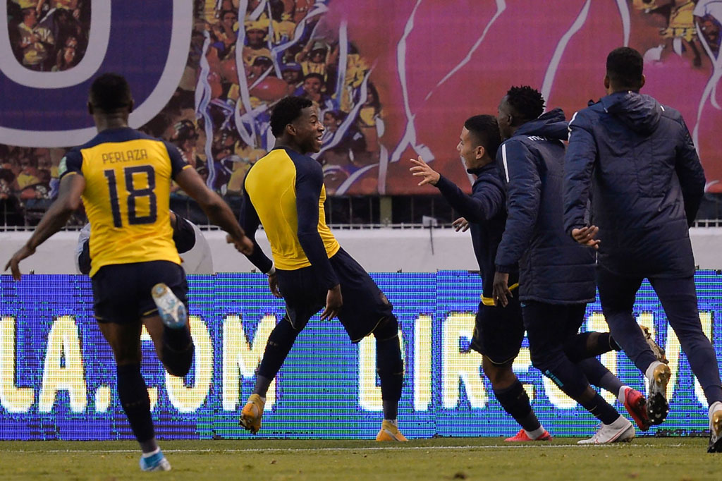 Laga baru berlangsung tujuh menit Ekuador sudah berhasil mengemas gol pemecah kebuntuan. Dari situasi tendangan bebas, bola disundul oleh Moises Caicedo untuk diteruskan dengan tembakan kaki kiri Robert Arboleda dan menembus gawang Kolombia.