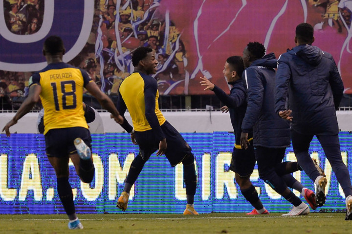 Laga baru berlangsung tujuh menit Ekuador sudah berhasil mengemas gol pemecah kebuntuan. Dari situasi tendangan bebas, bola disundul oleh Moises Caicedo untuk diteruskan dengan tembakan kaki kiri Robert Arboleda dan menembus gawang Kolombia.