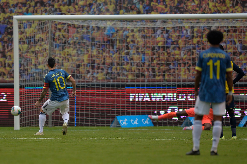 Sebelum turun minum, Kolombia mampu memperkecil ketertinggalan berkat eksekusi penalti James Rodriguez. Hadiah penalti didapat Kolombia setelah wasit menyatakan Xavier Arreaga melanggar Duvan Zapata di kotak terlarang.