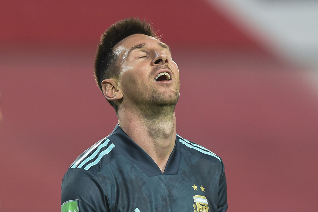 Timnas Argentina langsung memberikan ancaman pada menit kelima. Pelanggaran pemain Peru membuat Argentina mendapat tendangan bebas yang dieksekusi Lionel Messi. Sayang sepakannya masih mengenai pagar hidup.