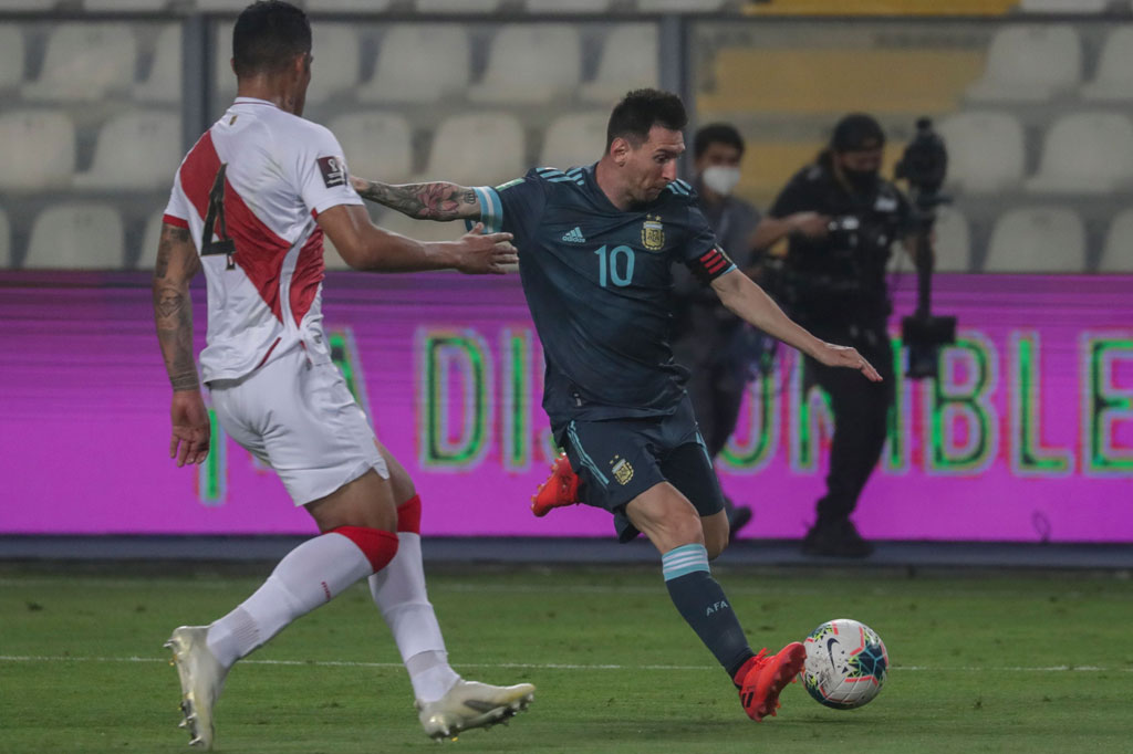 Tidak puas unggul dua gol, Argentina terus menampilkan permainan menyerang. Di menit ke-38 Gonzalez memberikan operan ke Messi yang sudah bersiap menyambut bola. Namun, sepakannya masih belum tepat sasaran dan hanya menghasilkan tendangan gawang untuk Peru. Skor 0-2 bertahan hingga jeda.