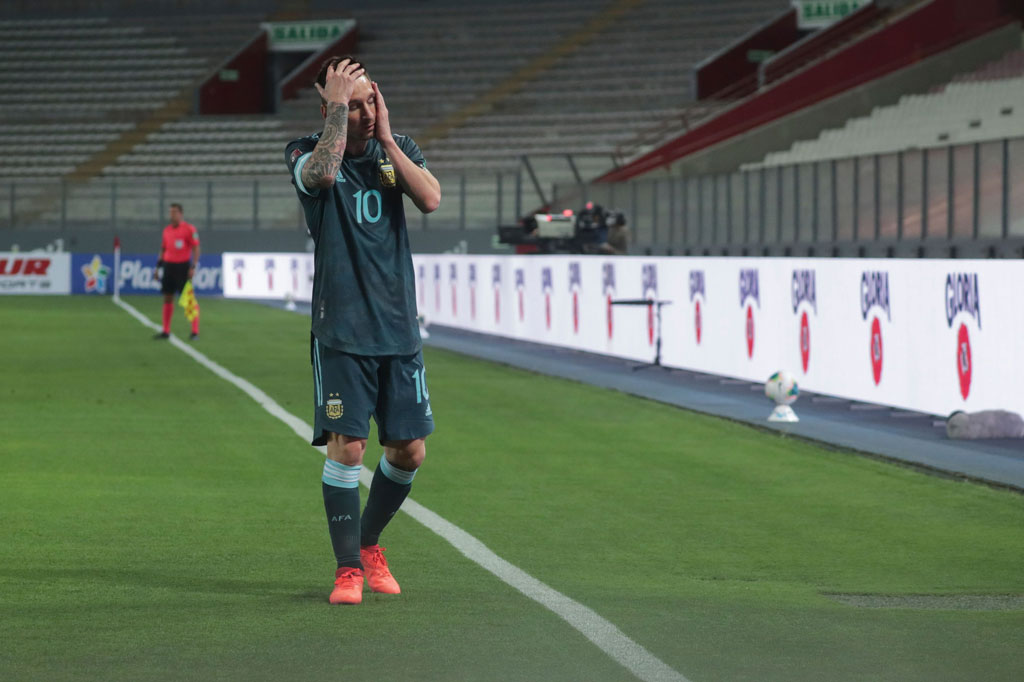 Argentina memperoleh kesempatan menambah gol di menit ke-64 melalui serangan balik. La Pulga sebenarnya memiliki opsi untuk mengoper bola kepada Lautaro Martinez, yang juga berada di kotak penalti. Akan tetapi, ia lebih memilih untuk menendang langsung ke gawang dan bolanya berhasil diblok oleh pemain Peru.