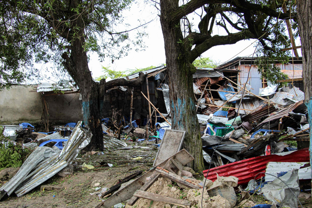 Menurut petugas dan saksi mata, penyerang memasuki sebuah restoran yang berada di dekat akademi polisi dan meledakkan dirinya sendiri.