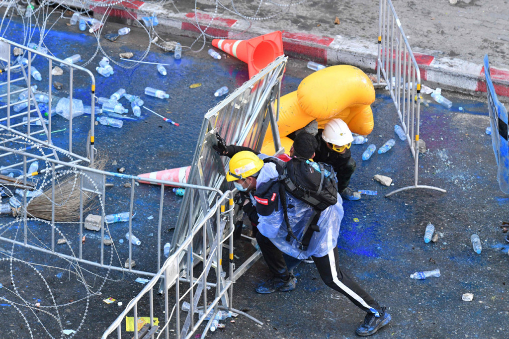 Ketika bentrokan pecah dan meriam air disemprotkan, para pengunjuk rasa mendekati barisan polisi dengan perisai darurat, termasuk menggunakan pelampung berbentuk bebek. AFP Photo/Mladen Antonov