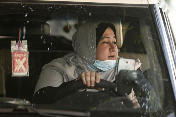 Sopir taksi perempuan Palestina pertama di Jalur Gaza, Nayla Abu Jubbah, 39, tengah mengemudikan kendaraannya untuk mencari penumpang di Kota Gaza pada Selasa, 17 November 2020.