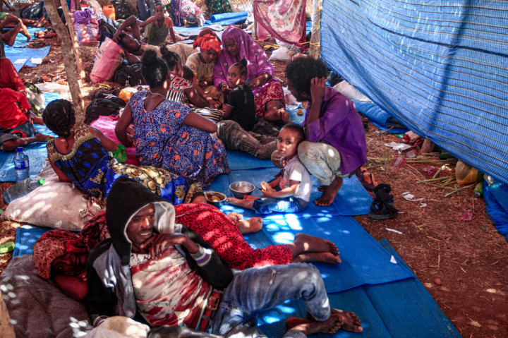 Ketegangan meningkat di kawasan sejak 9 September lalu sewaktu Tigray, negara bagian paling utara di Ethiopia, bersikukuh mengadakan pemilihan regional setelah Ahmed menangguhkan pemilu, dengan alasan pandemi Covid-19. 