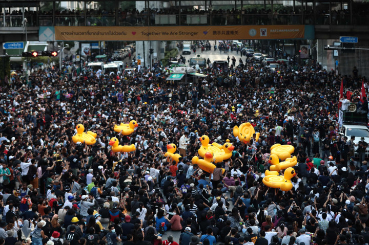 Ribuan masyarakat Thailand kembali menggelar aksi demonstrasi menuntut Perdana Menteri Prayuth Chan-ocha mundur. AFP Photo/Jack Taylor