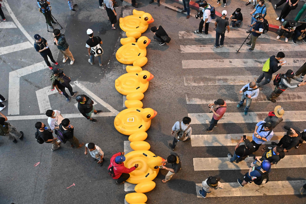 Balon bebek besar dibariskan di jalan saat ksi demonstrasi menuntut Perdana Menteri Prayuth Chan-ocha mundur, di persimpangan utama di Bangkok. AFP Photo/Mladen Antonov