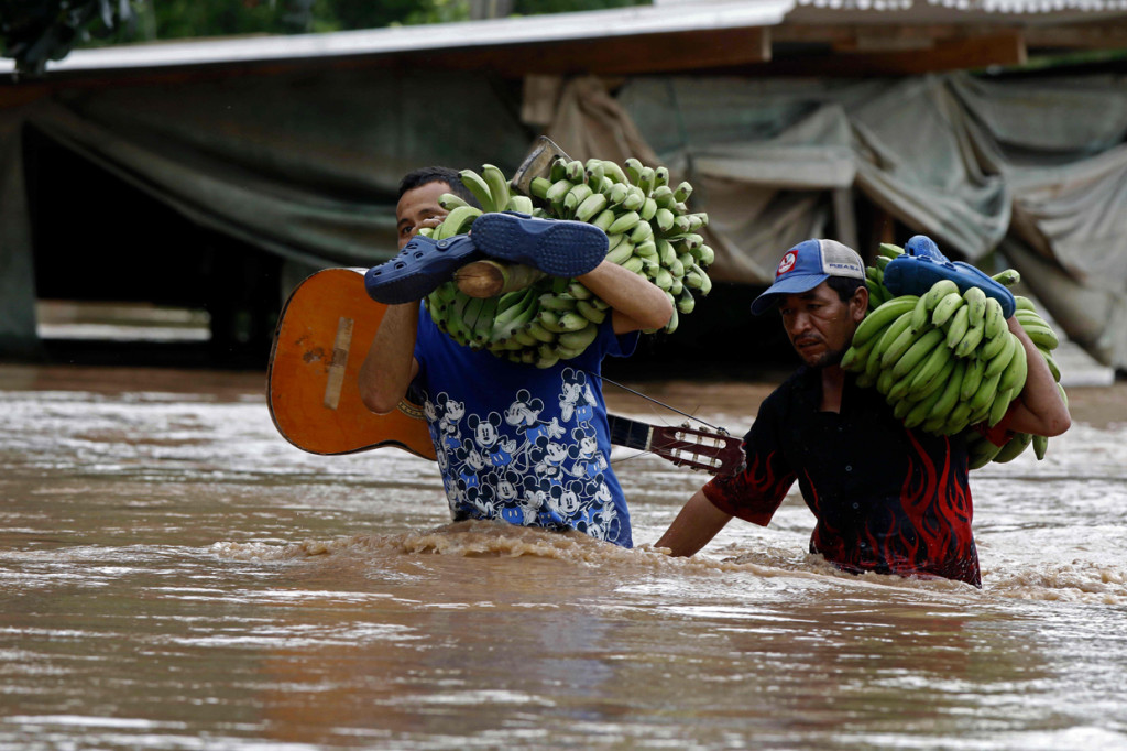 Sedikitnya 10 orang tewas saat Badai Iota menerjang sejumlah negara di Amerika Tengah. Saat tiba pada Senin malam, Iota berada dalam status badai Kategori 4 dengan kecepatan putaran angin hingga 249 kilometer per jam.