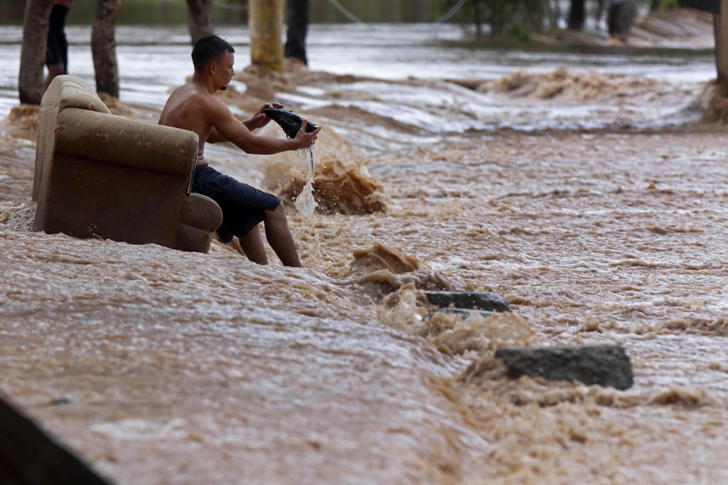 Badai itu kemudian bergerak ke pedalaman di selatan Honduras sementara pihak berwenang melaporkan banyak orang hilang. Beberapa daerah yang terkena dampak paling parah masih terputus.
