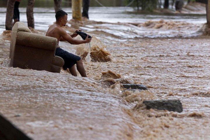 Badai itu kemudian bergerak ke pedalaman di selatan Honduras sementara pihak berwenang melaporkan banyak orang hilang. Beberapa daerah yang terkena dampak paling parah masih terputus.
