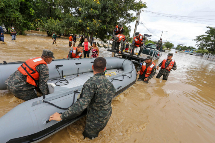 Jajaran militer mengunggah sejumlah foto yang memperlihatkan kerusakan wilayah akibat Iota. Foto lainnya juga memperlihatkan petugas gabungan yang mengevakuasi ratusan warga.
