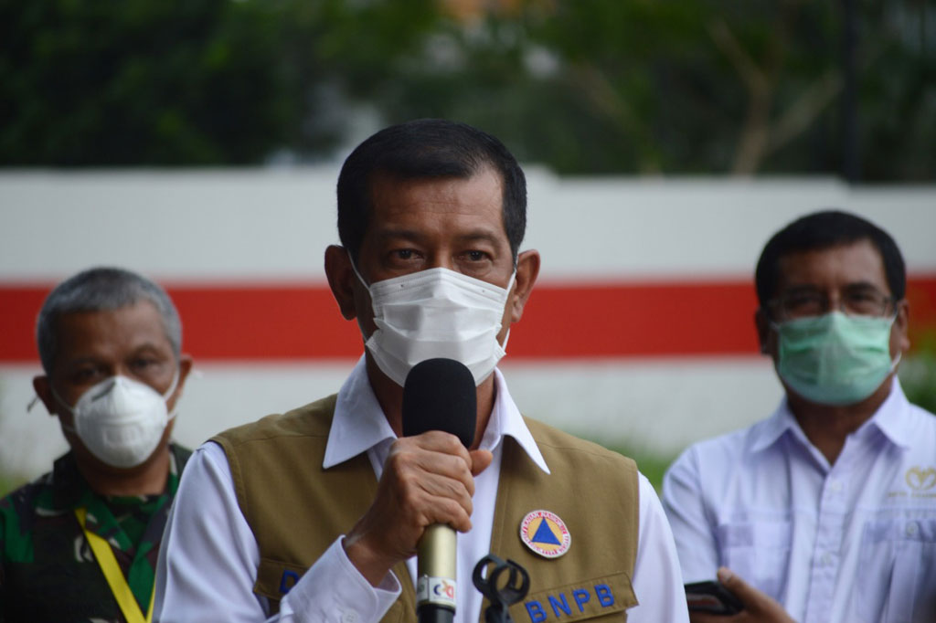 Ketua Satgas Penanganan Covid-19 Letjen Doni Monardo kembali mengingatkan kepada semua gubernur, pangdam dan kapolda seluruh Indonesia untuk melarang semua bentuk kegiatan pengumpulan massa. Kerumunan dan keramaian selalu berpotensi mengabaikan protokol kesehatan.